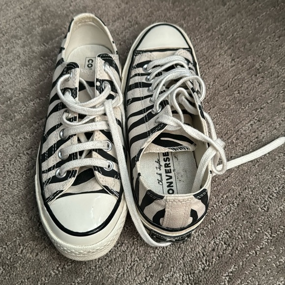 Super fun Zébra converse. Almost brand new - Picture 1 of 5